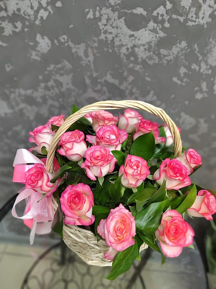Цветочная композиция из Розы в корзине в Знаменском Краснодарский край