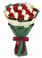 Букет Микс из красных и белых роз в Знаменском Краснодарский край