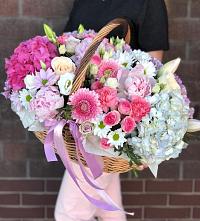 Композиция солнечный день в Знаменском Краснодарский край Цветочная композиция из Розы, Хризантемы, Пионы и Лизиантусы в корзине в Знаменском Краснодарский край