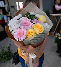 Букет цветов из:  Герберы, Розы и Хризантемы в Знаменском Краснодарский край