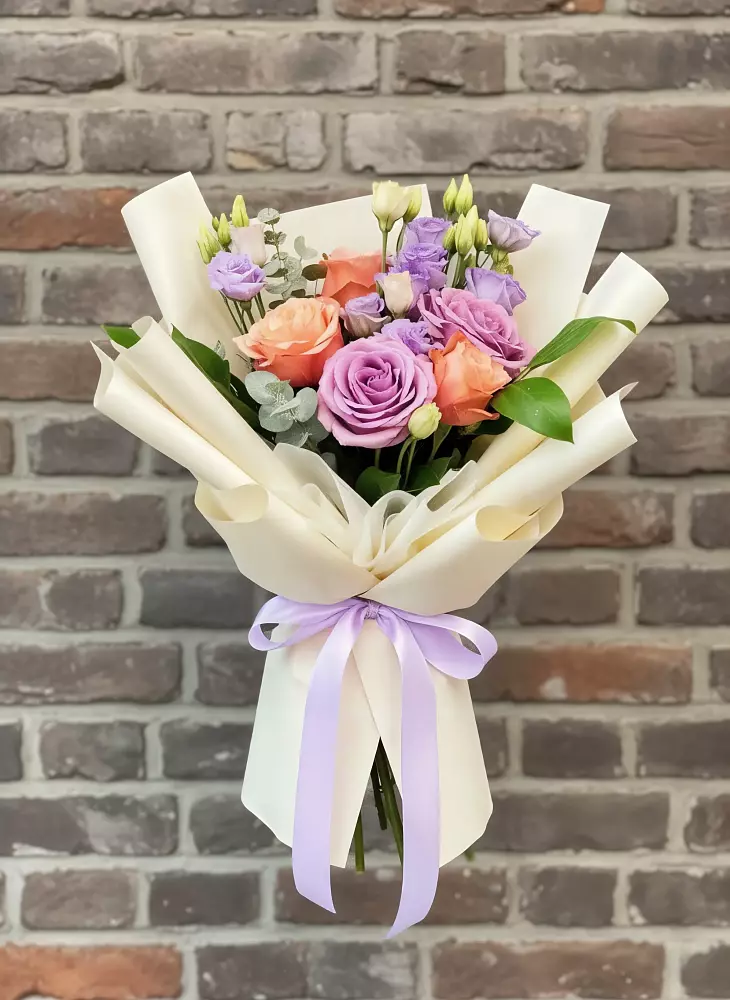 Букет цветов из: Лизиантусы и Розы в Знаменском Краснодарский край