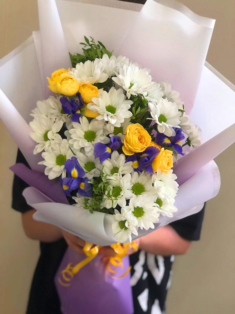 Букет цветов из: Ирисы, Хризантемы и Розы в Знаменском Краснодарский край