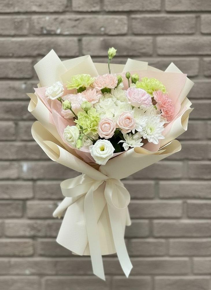 Букет цветов из: Гвоздики, Розы, Лизиантусы и Хризантемы в Знаменском Краснодарский край