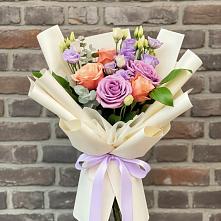 Букет цветов из:  Лизиантусы и Розы в Знаменском Краснодарский край