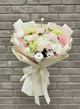 Букет цветов из:  Гвоздики, Розы, Лизиантусы и Хризантемы в Знаменском Краснодарский край