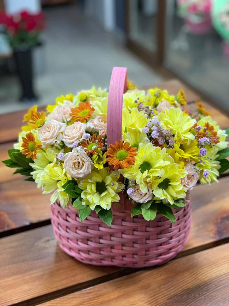 Цветочная композиция из Хризантемы и Розы в корзине в Знаменском Краснодарский край