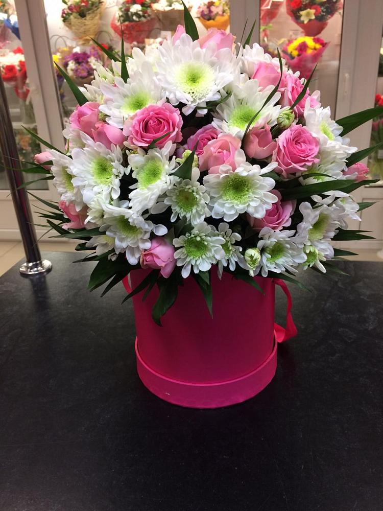 Цветочная композиция из Розы и Хризантемы в шляпной коробке в Знаменском Краснодарский край