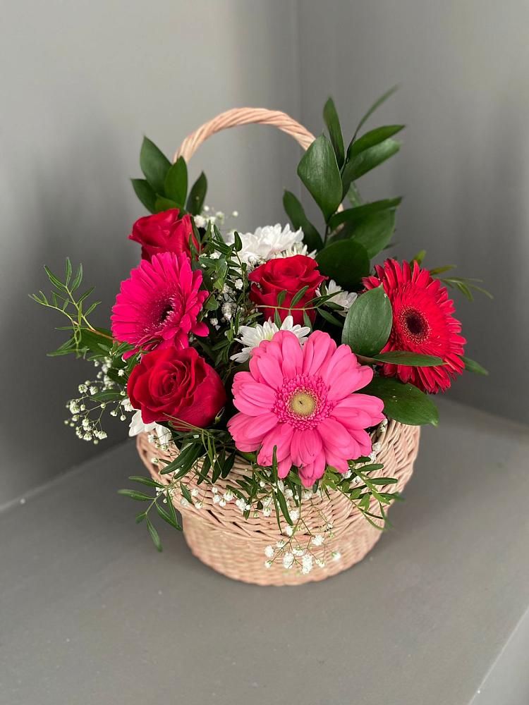 Цветочная композиция из Розы, Хризантемы и Герберы в корзине в Знаменском Краснодарский край