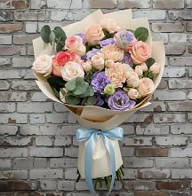 Букет цветов из:  Розы, Лизиантусы и Гвоздики в Знаменском Краснодарский край