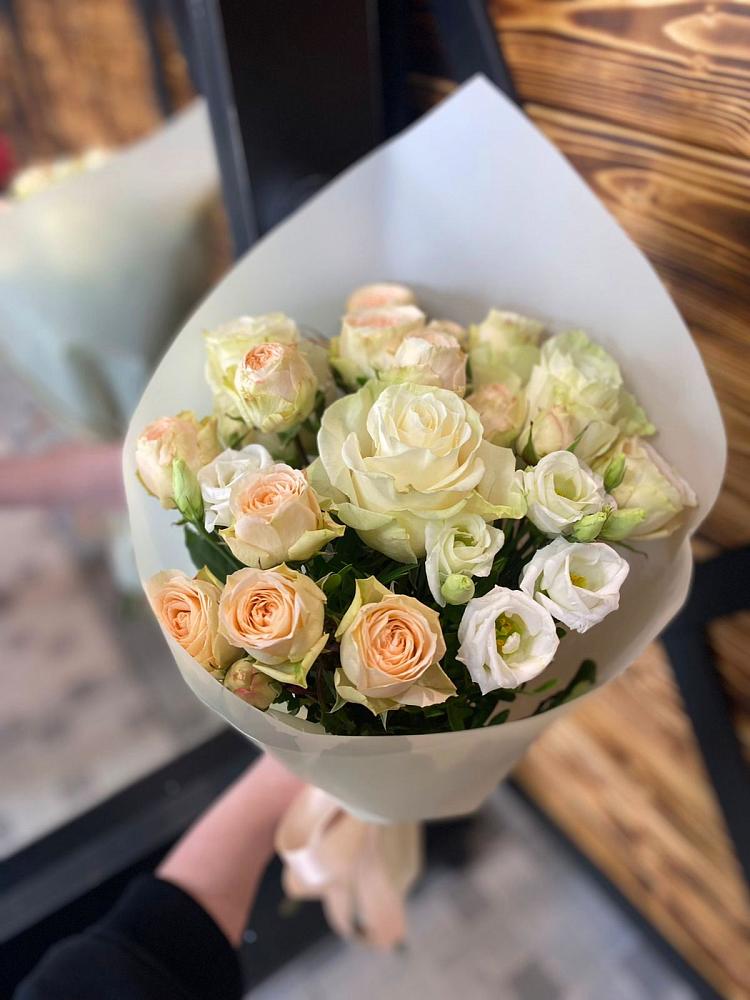 Букет цветов из: Розы и Лизиантусы в Знаменском Краснодарский край